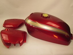 Bild von Tank und Seitendeckel candy ruby red CB 750 Four
