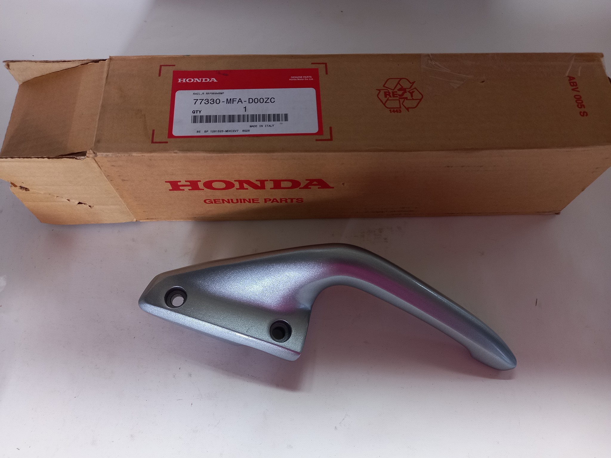 Bild von Honda  HALTESCHIENE, R. H. *NHA4  77330-MFA-D00ZC